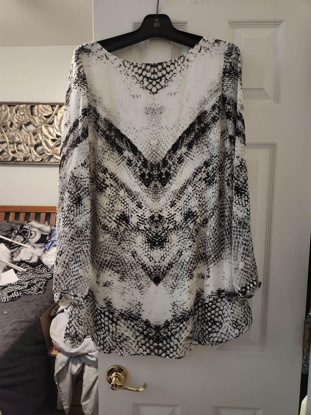 Women's Black & White Snake Print Long Sleeve Top - L/XL